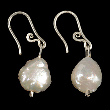 2 Rosebud-Perlen weiß - 50,00€<br />Handgefertigte Bügel silber