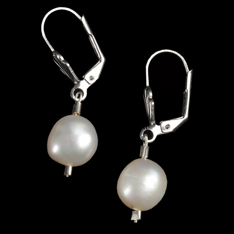 2 Zucht-Perlen weiß - 25,00€<br />Bügel silberfarben (Nickelfrei)