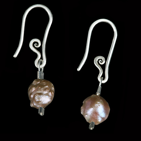 2 Rosebud-Perlen natur - 50,00€<br />Handgefertigte Bügel silber