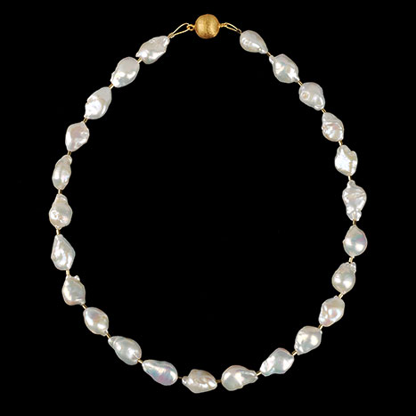 24 Keshi-Perlen weiß - 490,00 €<br/>Magnetschließe vergoldet gebürstet<br/>Länge ca. 50 cm
