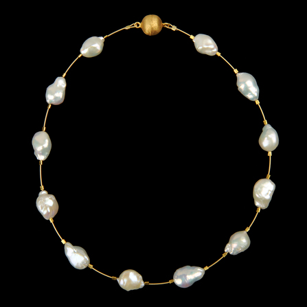12 Keshi-Perlen weiß - 240,00 €<br/>Magnetschließe vergoldet gebürstet<br/>Länge ca. 50 cm