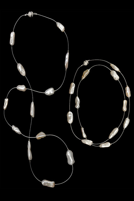 13 Keshi-Perlen (je 2,5 cm) weiß - 415,00 €<br />Magnetschließe 'Zirkonia'<br/>Länge ca. 95 cm - wunderbar lang oder doppelreihig zu tragen