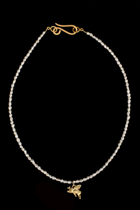 Keshi-Perlen mit vergoldetem Anhänger